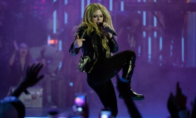TOMBOY: Avril Lavigne er kjent for sin rocka klesstil og framtoning. Her avbildet i 2013. Foto: NTB scanpix TOMBOY: Avril Lavigne er kjent for sin rocka klesstil og framtoning. Her avbildet i 2013. Foto: NTB scanpix